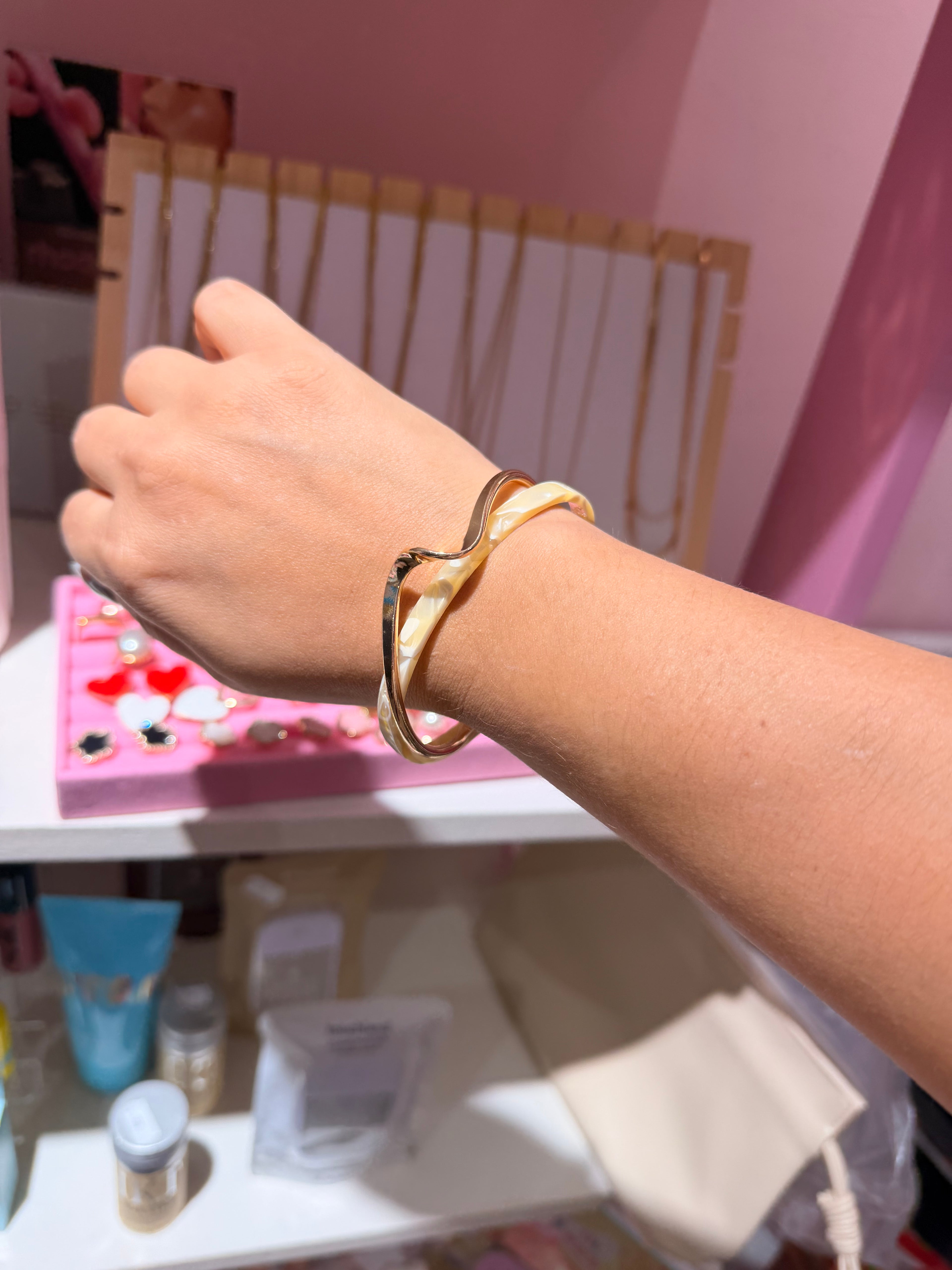 Pulsera abierta marmol con dorado| Joyeria