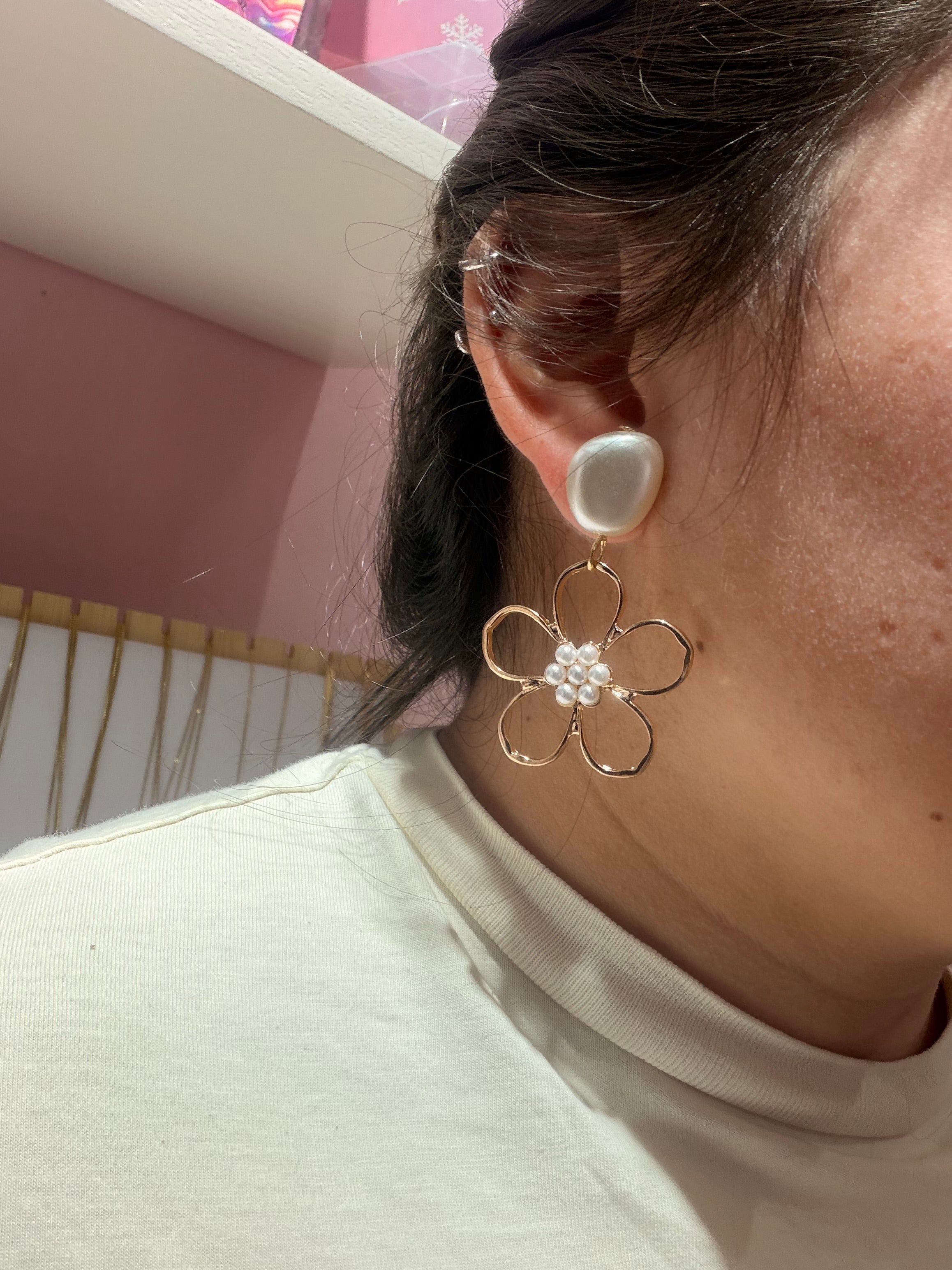 Arete colgante flor con perla | joyeria