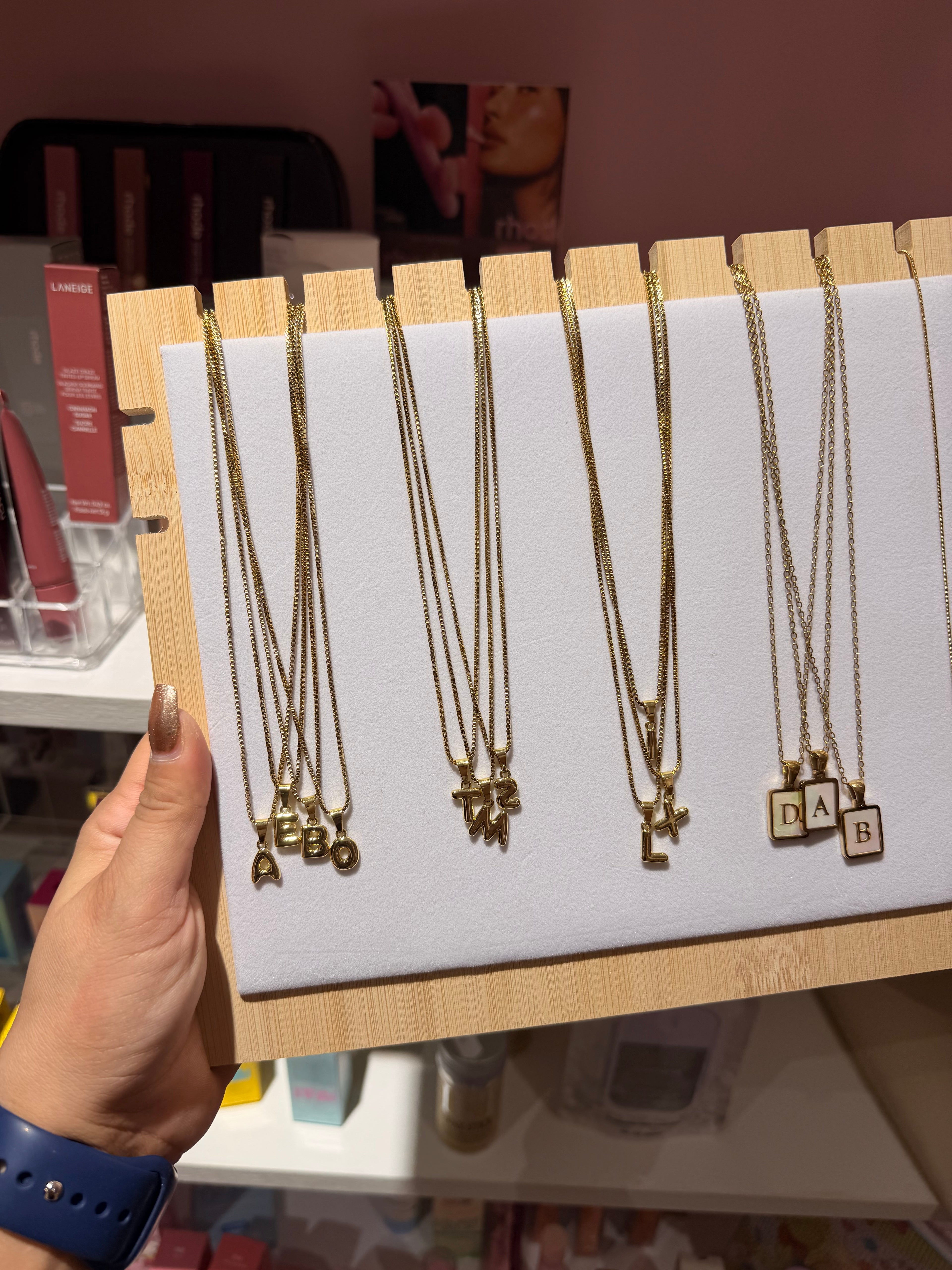 Collar con dije de letra dorado| Joyeria