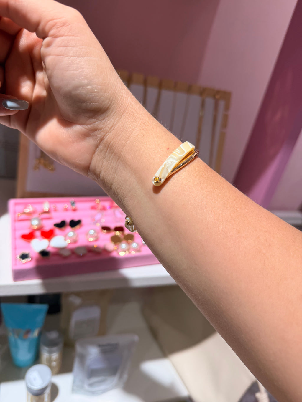 Pulsera abierta marmol con dorado| Joyeria