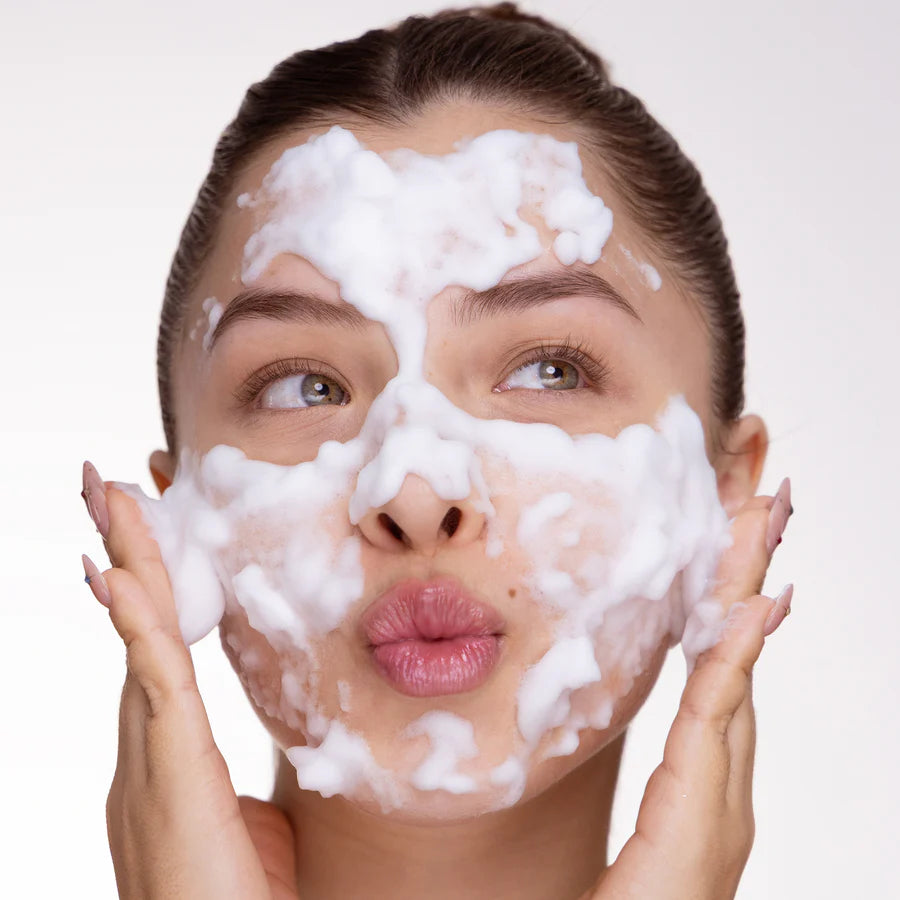 Refresh & Revitalize Cleansing Foam/  Limpiador Facial Adara