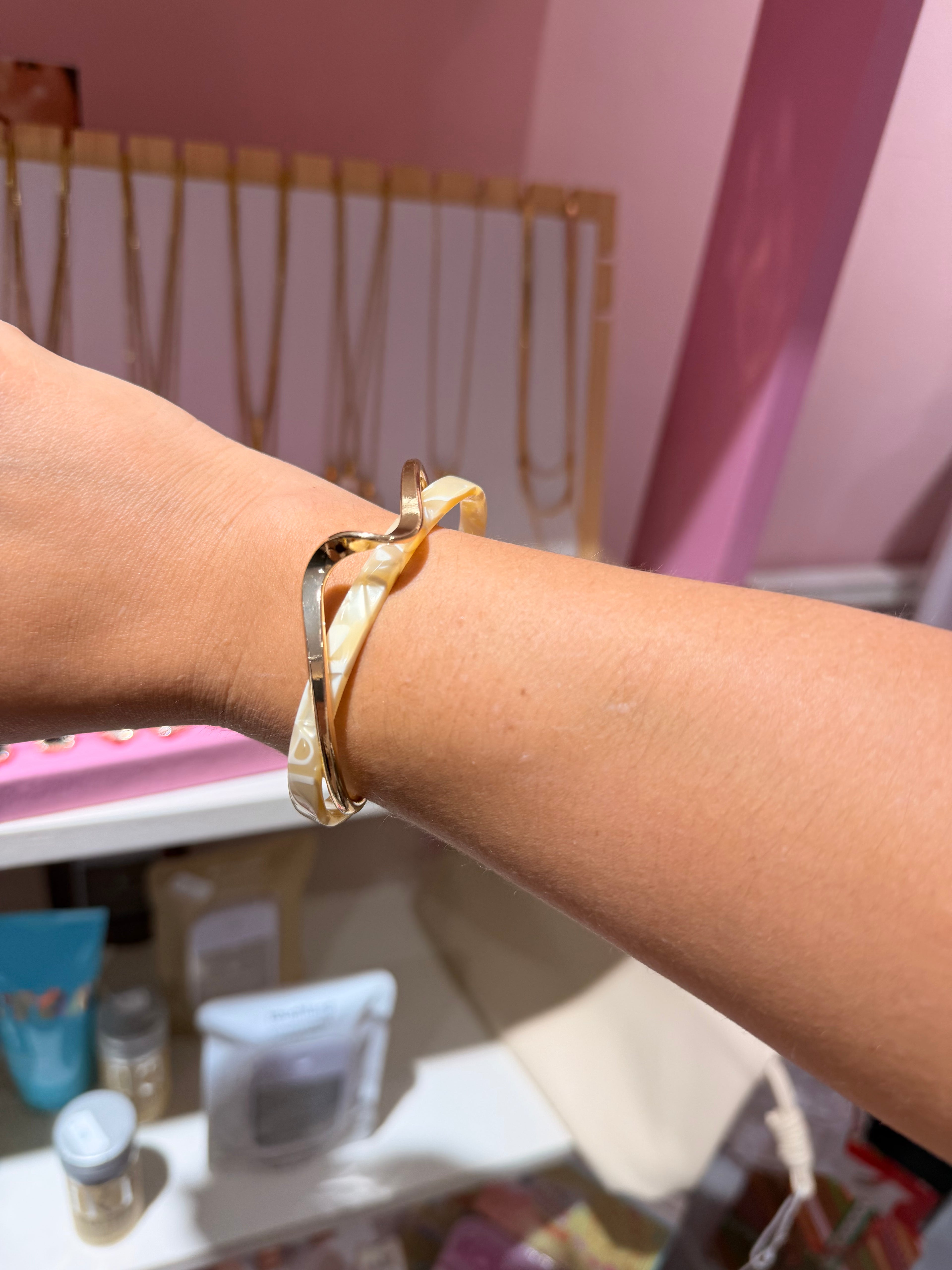 Pulsera abierta marmol con dorado| Joyeria