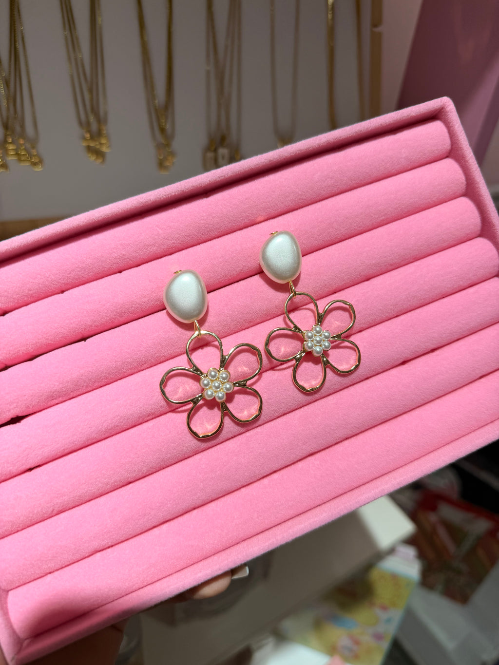 Arete colgante flor con perla | joyeria