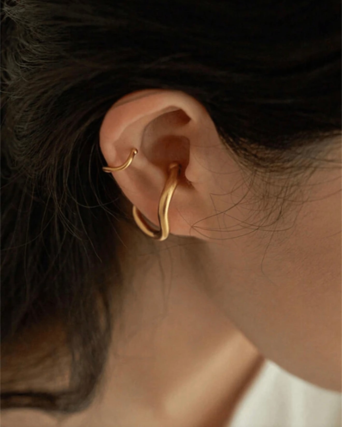 Arete imitacion perforación dorado asimetrico