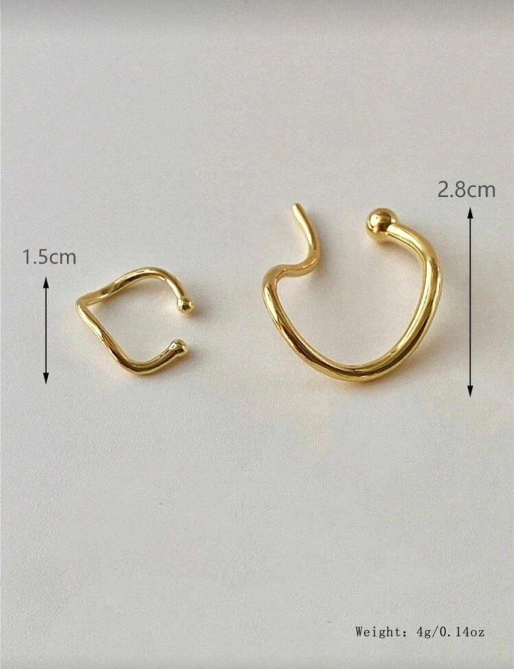 Arete imitacion perforación dorado asimetrico